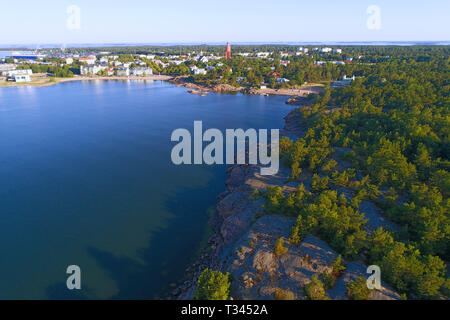 Panorama della città di Hanko in un caldo luglio mattina (fotografia aerea). Finlandia Foto Stock