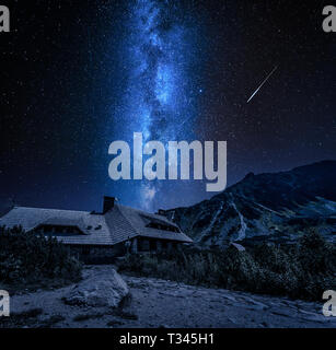 Via lattea oltre il rifugio di montagna in Tatra, Polonia Foto Stock