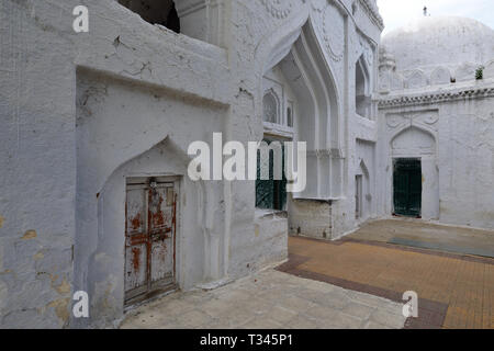 Tombe musulmane in Haft Gumbaz complesso, Santraswadi, Gulbarga, Karnataka Foto Stock