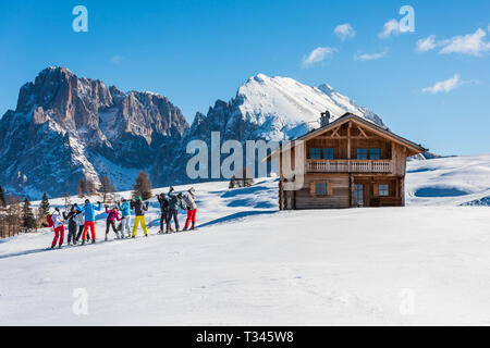 Sciare nelle Dolomiti. Inverno da sogno sull Alpe di Siusi. Italia Foto Stock