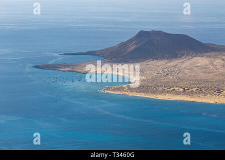 Vista in lontananza La Graciosa isola a isole canarie Foto Stock