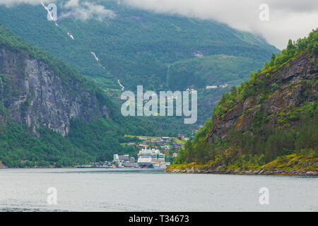 Nave traghetto con auto e passeggeri sul fiordo norvegese. In Norvegia la natura e la corsa dello sfondo. La nave di crociera in barca a vela lungo il fiordo. Traghetto per la Scandinavia Foto Stock