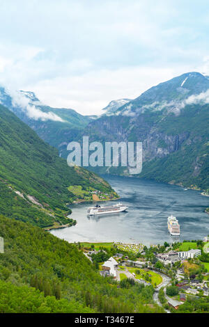 Geiranger seaport punto di vista. In Norvegia la natura e la corsa dello sfondo. Foto Stock