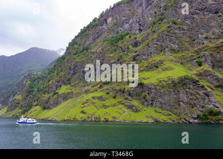 In Norvegia la natura e la corsa dello sfondo. La nave di crociera in barca a vela lungo il fiordo. Traghetto per la Scandinavia. Foto Stock