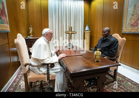 Papa Francesco incontra Faustin Touadera Archange, Presidente della Repubblica Centrafricana, nello studio dell'Aula Paolo VI in Vaticano. Solo uso editoriale. Non per la vendita a fini di commercializzazione o di campagne pubblicitarie. Dotato di: Papa Francesco dove: Roma, Italia Quando: 05 Mar 2019 Credit: IPA/WENN.com * * disponibile solo per la pubblicazione in UK, USA, Germania, Austria, Svizzera** Foto Stock