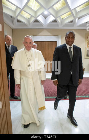 Papa Francesco incontra Faustin Touadera Archange, Presidente della Repubblica Centrafricana, nello studio dell'Aula Paolo VI in Vaticano. Solo uso editoriale. Non per la vendita a fini di commercializzazione o di campagne pubblicitarie. Dotato di: Papa Francesco dove: Roma, Italia Quando: 05 Mar 2019 Credit: IPA/WENN.com * * disponibile solo per la pubblicazione in UK, USA, Germania, Austria, Svizzera** Foto Stock