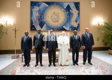 Papa Francesco incontra Faustin Touadera Archange, Presidente della Repubblica Centrafricana, nello studio dell'Aula Paolo VI in Vaticano. Solo uso editoriale. Non per la vendita a fini di commercializzazione o di campagne pubblicitarie. Dotato di: Papa Francesco dove: Roma, Italia Quando: 05 Mar 2019 Credit: IPA/WENN.com * * disponibile solo per la pubblicazione in UK, USA, Germania, Austria, Svizzera** Foto Stock