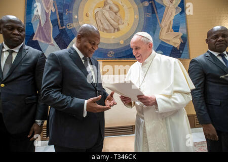 Papa Francesco incontra Faustin Touadera Archange, Presidente della Repubblica Centrafricana, nello studio dell'Aula Paolo VI in Vaticano. Solo uso editoriale. Non per la vendita a fini di commercializzazione o di campagne pubblicitarie. Dotato di: Papa Francesco dove: Roma, Italia Quando: 05 Mar 2019 Credit: IPA/WENN.com * * disponibile solo per la pubblicazione in UK, USA, Germania, Austria, Svizzera** Foto Stock