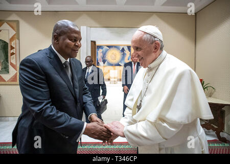 Papa Francesco incontra Faustin Touadera Archange, Presidente della Repubblica Centrafricana, nello studio dell'Aula Paolo VI in Vaticano. Solo uso editoriale. Non per la vendita a fini di commercializzazione o di campagne pubblicitarie. Dotato di: Papa Francesco dove: Roma, Italia Quando: 05 Mar 2019 Credit: IPA/WENN.com * * disponibile solo per la pubblicazione in UK, USA, Germania, Austria, Svizzera** Foto Stock