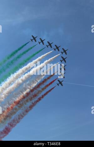 Flying Frecce Tricolori aerei con fumo colorato Foto Stock