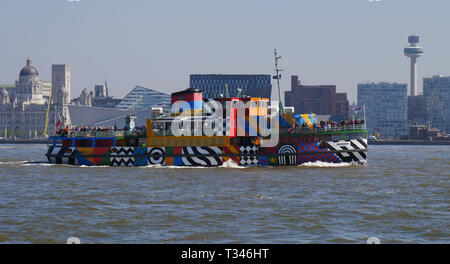 Mersey Ferry Snowdrop decorate nello stile di una nave di abbagliare con un motivo distintivo intitolato "Everybody Razzle Dazzle' da Sir Peter Blake. Foto Stock