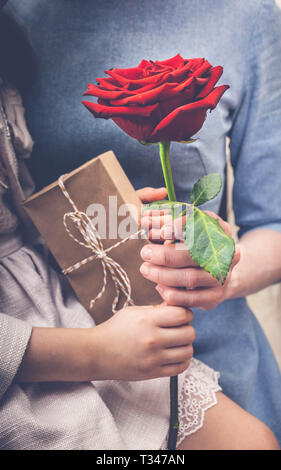 La ragazza si congratula con sua madre per la Festa della mamma. Tonificazione. Colpo verticale Foto Stock