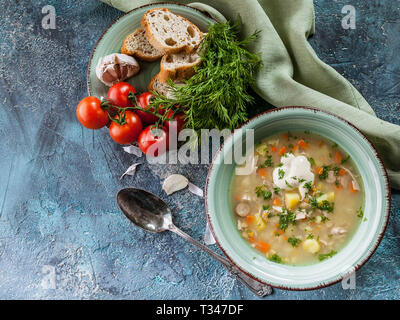 Zuppa di piselli con carne affumicata, ortaggi e verdure. Delizioso e sano cibo fatto in casa. Foto Stock