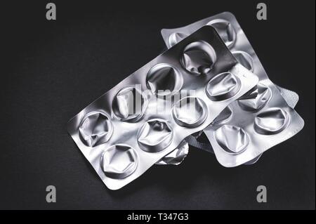Blister vuoti da pillole su uno sfondo scuro. Utilizzate tablet blister Foto Stock