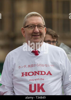 Honda i lavoratori e i rappresentanti sindacali presso il Parlamento europeo come parte della loro campagna per salvare posti di lavoro in Swindon. Il gruppo ha in progetto di lobby e politici e soddisfare MPs. Essi sperano di una questione sarà sollevata al Primo Ministro di domande in modo che la questione rimanga all'ordine del giorno politico. Dotato di: Len McClusky dove: Londra, Regno Unito quando: 06 Mar 2019 Credit: Wheatley/WENN Foto Stock