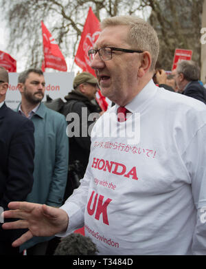 Honda i lavoratori e i rappresentanti sindacali presso il Parlamento europeo come parte della loro campagna per salvare posti di lavoro in Swindon. Il gruppo ha in progetto di lobby e politici e soddisfare MPs. Essi sperano di una questione sarà sollevata al Primo Ministro di domande in modo che la questione rimanga all'ordine del giorno politico. Dotato di: Len McClusky dove: Londra, Regno Unito quando: 06 Mar 2019 Credit: Wheatley/WENN Foto Stock