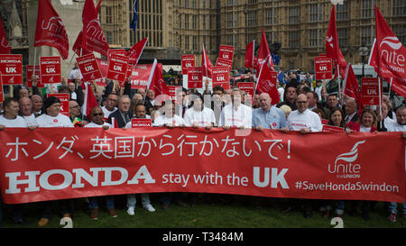 Honda i lavoratori e i rappresentanti sindacali presso il Parlamento europeo come parte della loro campagna per salvare posti di lavoro in Swindon. Il gruppo ha in progetto di lobby e politici e soddisfare MPs. Essi sperano di una questione sarà sollevata al Primo Ministro di domande in modo che la questione rimanga all'ordine del giorno politico. Dotato di: atmosfera, vista in cui: Londra, Regno Unito quando: 06 Mar 2019 Credit: Wheatley/WENN Foto Stock