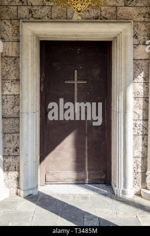 La splendida architettura della chiesa ortodossa porta in legno con grande croce del monastero Batkun, incredibili dettagli architettonici, Pazardzhik regione, Bu Foto Stock