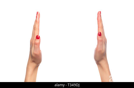 Femmina tenendo le mani qualcosa di invisibile su sfondo bianco. Foto Stock