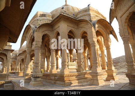 Bada Bagh, Jaisalmer, Rajasthan, India --- Cenotaphs vecchio luogo di sepoltura dei sovrani di jaisalmer deserto Foto Stock