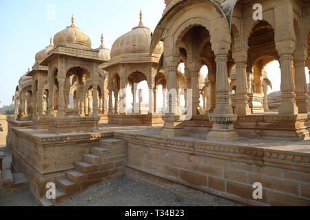 Bada Bagh, Jaisalmer, Rajasthan, India --- Cenotaphs vecchio luogo di sepoltura dei sovrani di jaisalmer deserto Foto Stock