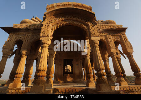 Bada Bagh, Jaisalmer, Rajasthan, India --- Cenotaphs vecchio luogo di sepoltura dei sovrani di jaisalmer deserto Foto Stock