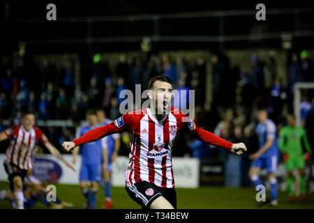 JAMIE MCDONAGH di Derry City FC in esecuzione a Derry City sostenitori dopo Aidy Delaps sul traguardo il settantesimo minuto durante il Airtricity League fixture Foto Stock