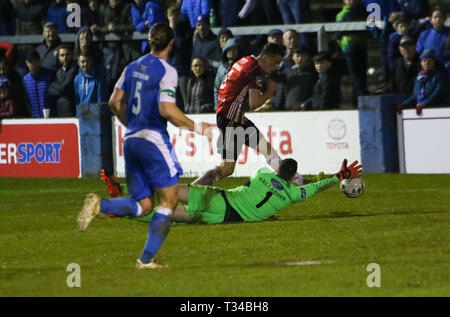 DAVID PARKHOUSE di Derry City FC mette la palla oltre Ciaran Gallagher (Finn arpe) per il suo secondo obiettivo della notte durante la Airtricity League fixture Foto Stock