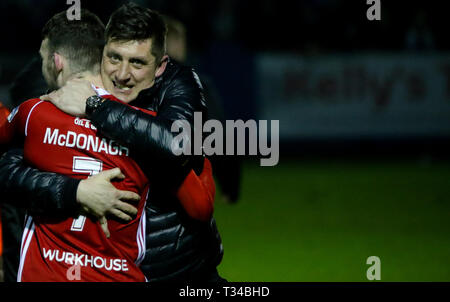 DECLAN DEVINE Derry City FC manager & JAMIE MCDONAGH di Derry City FC durante il Airtricity League fixture tra Finn arpe FC & Derry City FC a F Foto Stock