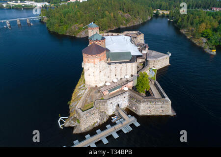 Vecchia Fortezza della città di Savonlinna nel soleggiato luglio pomeriggio (fotografia aerea). Finlandia Foto Stock