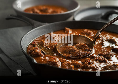 Serviti della porzione della tradizionale stufato di manzo - gulasch Foto Stock