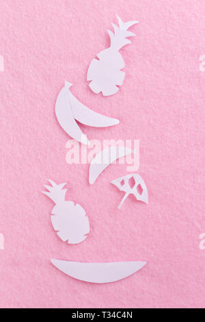 Piatto di frutti laici fatta di carta. sfondo rosa Foto Stock