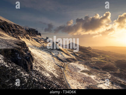 La Quiraing smottamento all alba di un inverni di mattina. Foto Stock