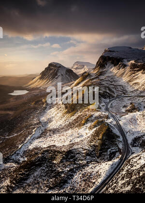 Immagine ritratto del Trotternish Ridge all alba di un inverni di mattina. Foto Stock