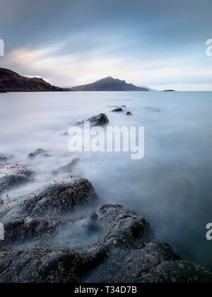 Una lunga esposizione immagine dal Braes guardando verso Ben Tianavaig. Foto Stock