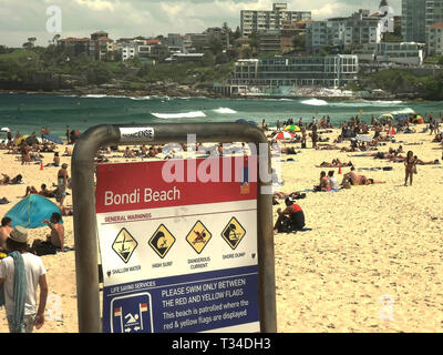 SYDNEY, Australia - 31 gennaio 2016: la vista guardando a sud di Sydney bondi beach e un segno Foto Stock