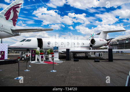 Un Gulfstream G500, un Qatar executive jet, in mostra statica al salone Farnborough Air Show 2018 Foto Stock