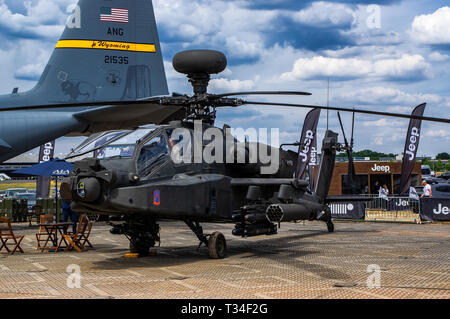 Un attacco di Apache elicottero in mostra statica al salone Farnborough Air Show 2018 Foto Stock