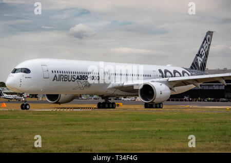 Un Airbus A350-1000 XWB rullaggio fuori pista a Farnborough Air Show 2018 Foto Stock