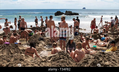 HAHEI, NUOVA ZELANDA - DICEMBRE 8,2015: i turisti alla spiaggia dell' acqua calda, hahei Foto Stock