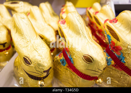 Lindt Golden cioccolato al latte e cioccolato fondente coniglietti su uno scaffale di supermercato NEL REGNO UNITO Foto Stock