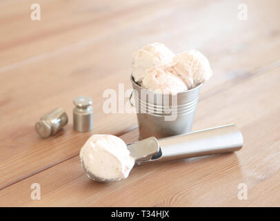 Gelato alla crema con salsa di caramello sul grigio scuro tabella Foto Stock