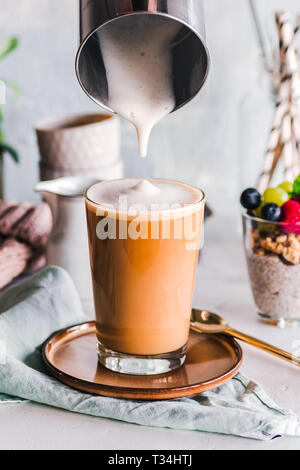 Latte bevanda al caffè e budino di Chia Foto Stock