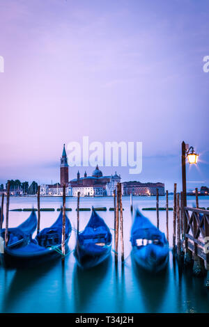 Gondole ormeggiata su un Canal, Venezia, Veneto, Italia Foto Stock