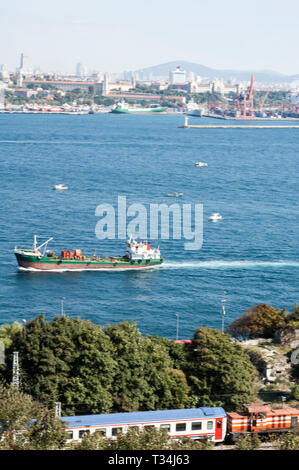 Il Bosforo. Lo stretto che collega il Mar Nero al mare di Marmara e segna il confine tra Europa e Asia Foto Stock