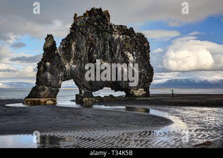 Uomo in piedi da Hvitserkur, penisola di Vatnsnes, Islanda Foto Stock