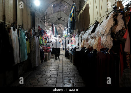 Il vicolo coperto di Souk al-Attarine il mercato di profumo o Shuk habsamim in ebraico nel quartiere musulmano della città vecchia di Gerusalemme Est Israele Foto Stock