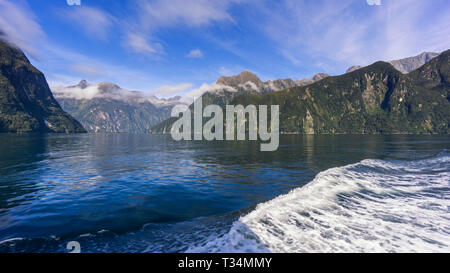 Barca wake in Milford Sound, Isola del Sud, Nuova Zelanda Foto Stock