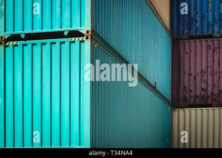 Close-up di una pila di contenitori di spedizione, Long Beach, California, Stati Uniti Foto Stock