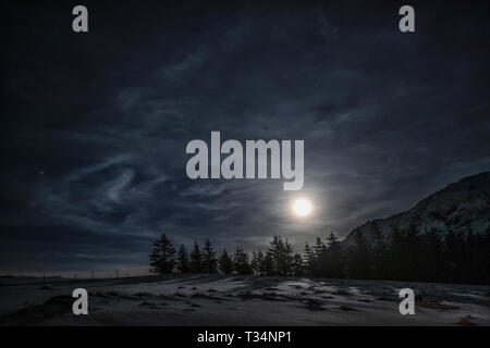 Moonlight oltre il paesaggio invernale, Lofoten, Nordland, Norvegia Foto Stock